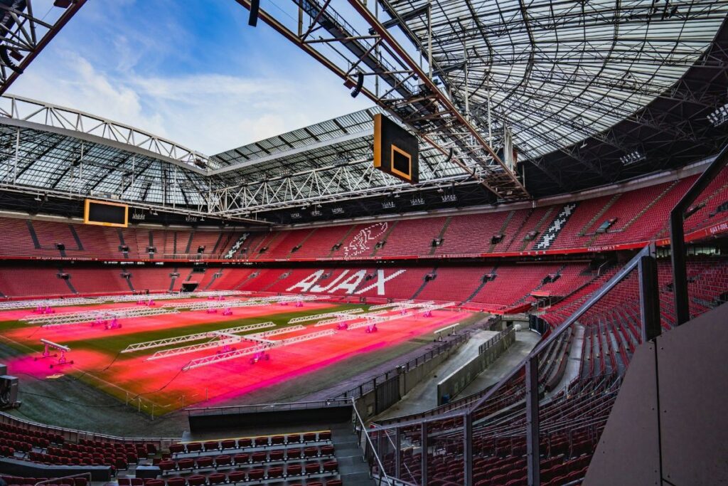 Die niederländische KSA prüft Sanktionen, nachdem Inter im Spiel gegen Ajax trotz Werbeverbots mit Betsson-Logo auflief