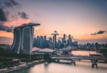 Singapur: Auspeitschung für Betrugsdelikte wie Anlagebetrug mit Kryptowährungen und Online-Glücksspiel Singapur führt für Online-Betrug und illegales Glücksspiel eine Pflicht zur Prügelstrafe ein