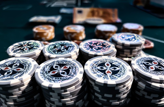 Pokerchips liegen in Stapeln auf einem Tisch