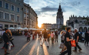Polens harte Linie gegen Glücksspiel-Influencer Polen verschärft sein Vorgehen gegen illegales Online-Glücksspiel
