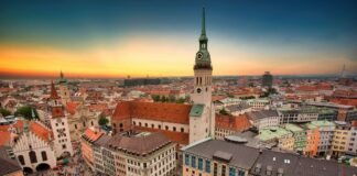 In München nimmt die Polizei 26 Personen bei einer Poker-Razzia fest