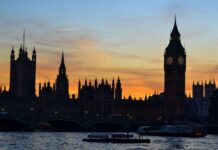 Britischer Glücksspielmarkt unter Druck: Immer mehr lizenzierte Anbieter ziehen sich zurück Hohe Steuern und neue Bonusregeln setzen den britischen Glücksspielmarkt unter Druck