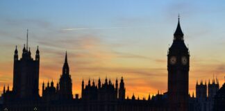 Britischer Glücksspielmarkt unter Druck: Immer mehr lizenzierte Anbieter ziehen sich zurück Hohe Steuern und neue Bonusregeln setzen den britischen Glücksspielmarkt unter Druck