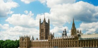 In Großbritannien wächst der politische Druck auf ein Verbot von Glücksspielwerbung