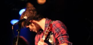 Chad Kroeger singt „Rockstar“ im Casino – und nervt sich dabei