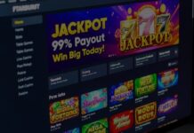 Bildschirm mit einer Casinowebsite und Werbung für eine 99% Auszahlungsquote.