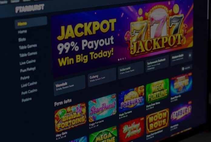 Bildschirm mit einer Casinowebsite und Werbung für eine 99% Auszahlungsquote.