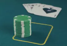 Pokerchips und -Blatt