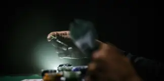 Gus Hansen spricht offen über seine Herausforderungen im Online-Poker Poker Spieler mit Karten und Chips