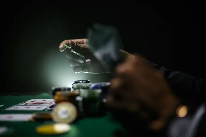 Poker Spieler mit Karten und Chips