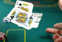 Pokerkarten fliegen über Pokertisch
