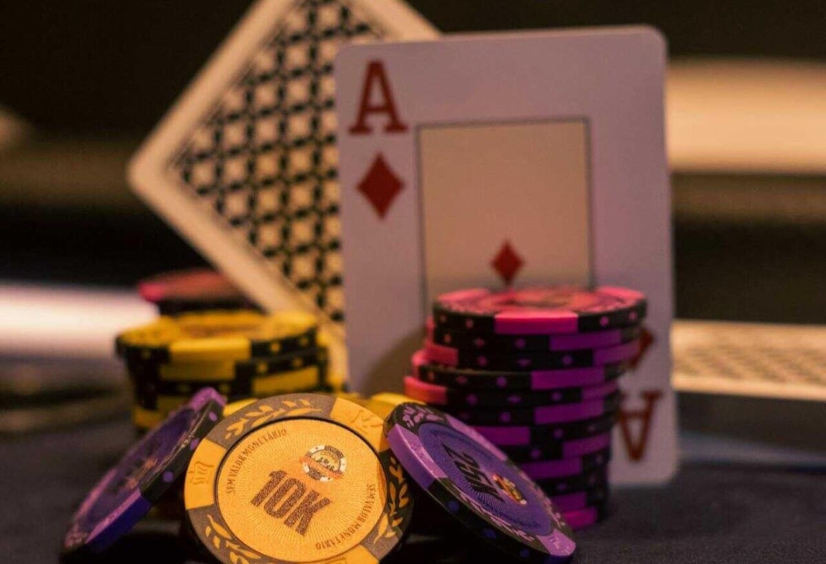 Foto mit zwei Spielkarten, darunter einem Ass und Pokerchips.