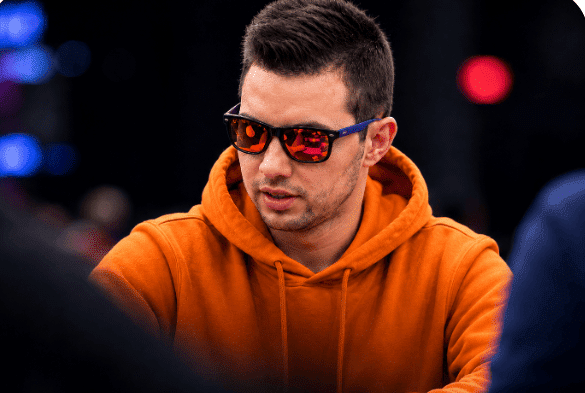 High-Roller-Profi Matthias Eibinger bei einem Pokerturnier.