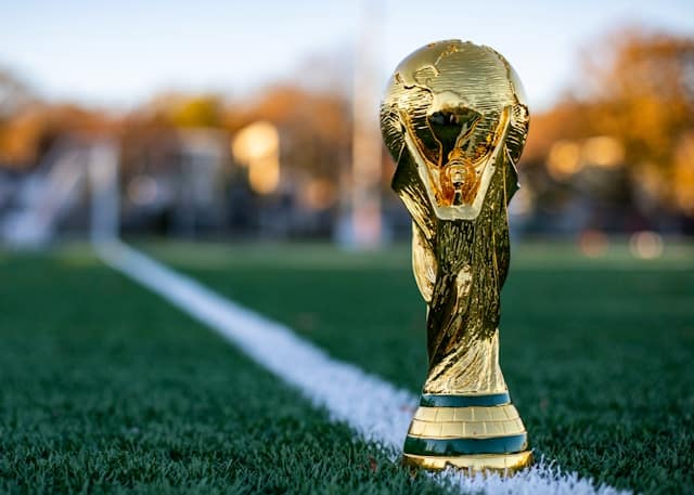 FIFA-WM-Trophäe auf einem Fußballfeld.
