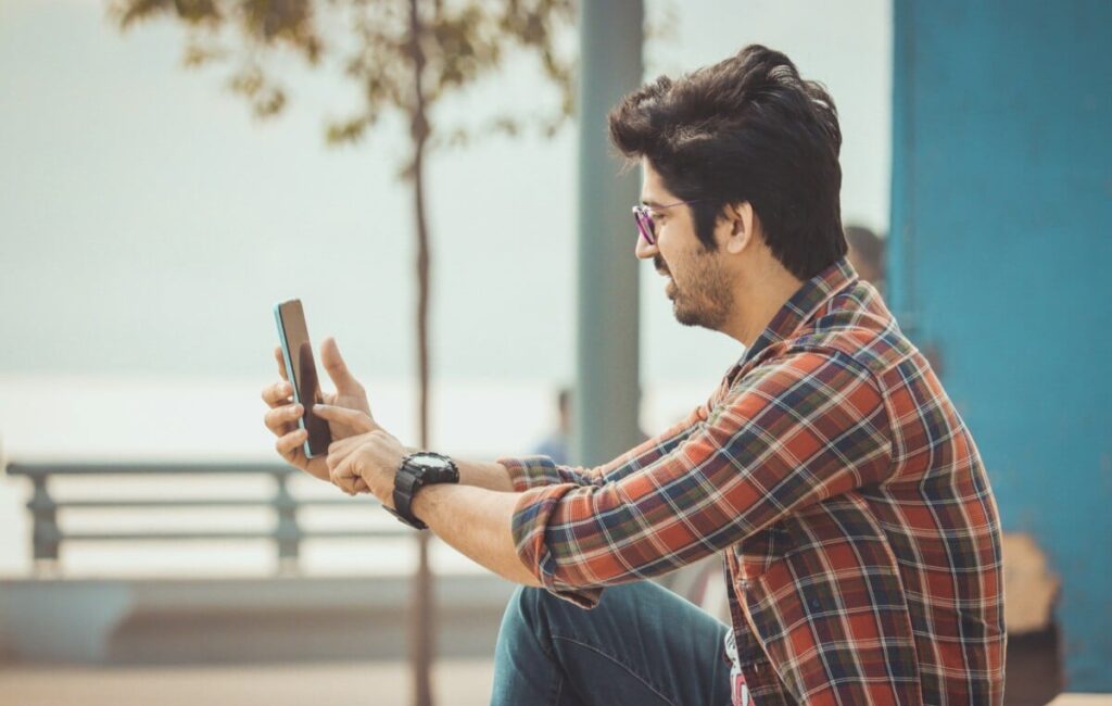 Mann mit Smartphone.