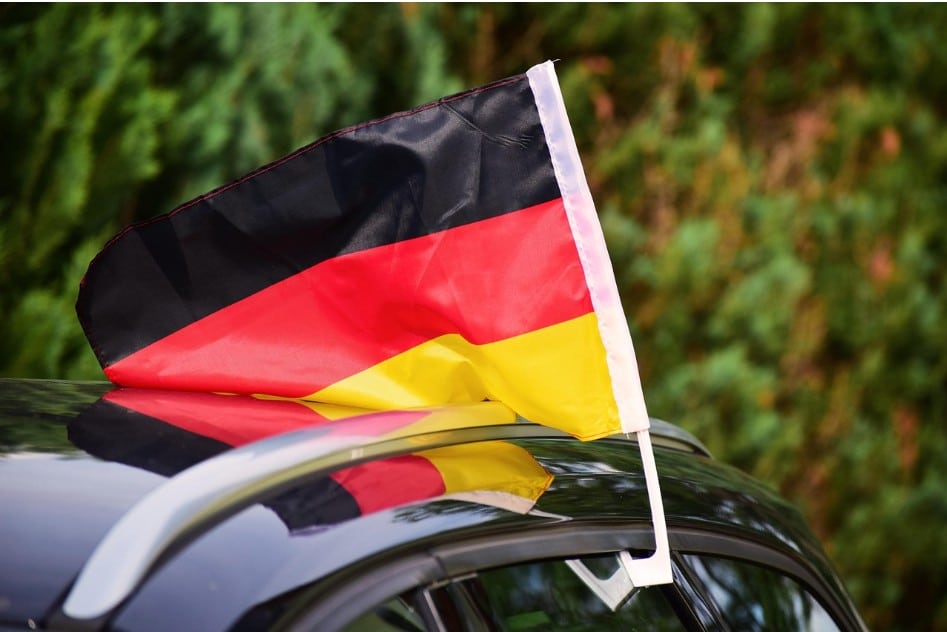 Eine Deutschland-Fahne weht auf einem Auto zur Fußball-WM 2026.
