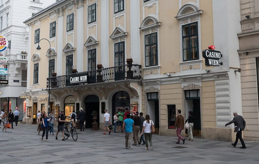Passanten gehen am Casino Wien vorbei.