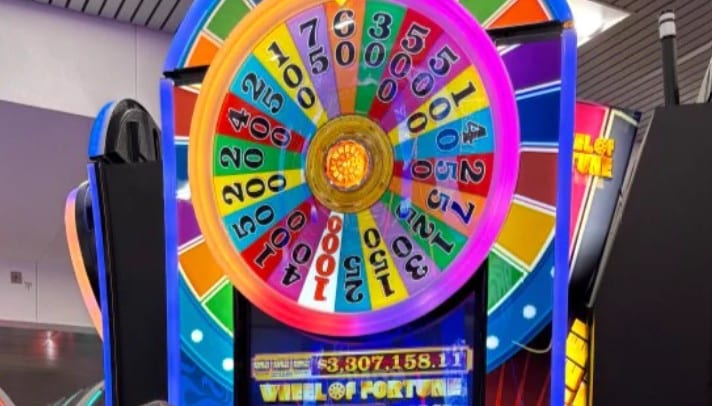 Mega Gewinn am Flughafen von Las Vegas Tourist knackt Jackpot und gewinnt 3,3 Millionen Dollar.