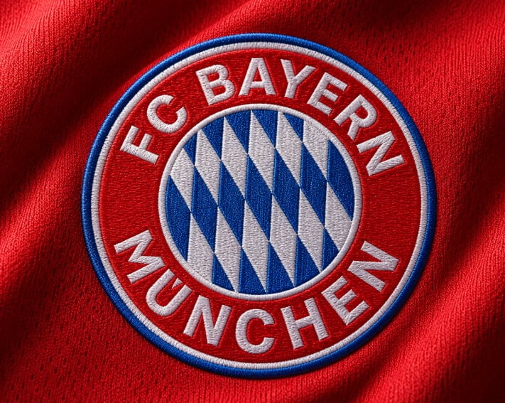FC Bayern München Logo auf einem Fußballhemd.