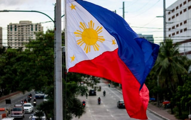 Die philippinische Fahne weht in einer Straße in Manila.