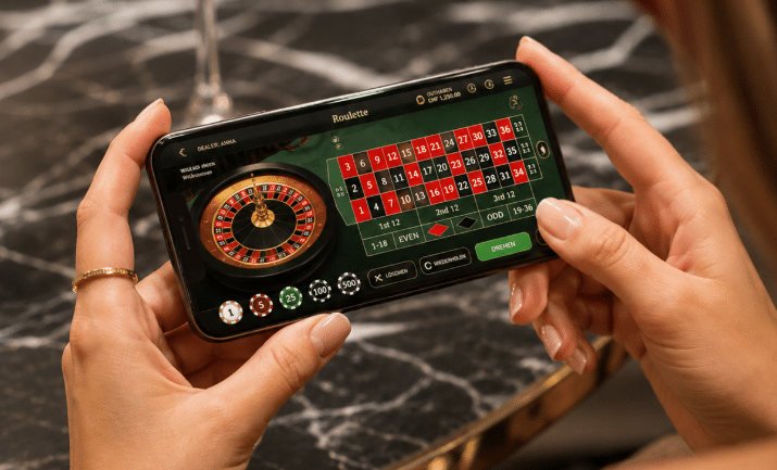 Eine Frau hält ein Smartphone, auf dem ein Roulettespiel angezeigt wird.