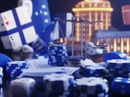 Suomen kasinolisenssijärjestelmä etenee – missä mennään juuri nyt? Vaaka ja sinivalkoiset pelimerkit kasinoympäristössä, taustalla nopat, pelikortit ja valaistu rakennus