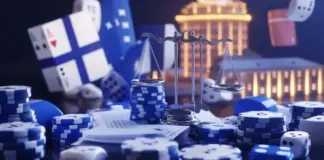 Suomen kasinolisenssijärjestelmä etenee – missä mennään juuri nyt? Vaaka ja sinivalkoiset pelimerkit kasinoympäristössä, taustalla nopat, pelikortit ja valaistu rakennus