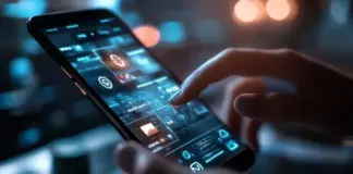 Vastuullinen pelaaminen tiukemmassa valvonnassa Suomessa Käsi pitää mobiililaitetta, jonka näytöllä näkyy vastuullisen pelaamisen työkaluja digitaalisessa kasinoympäristössä.