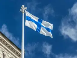 Uusi rahapelilaki kiristää pelaajansuojaa – mitä tämä tarkoittaa sinulle? uusi rahapelilaki ja pelaajansuoja - taustalla eduskuntatalo ja suomen lippu