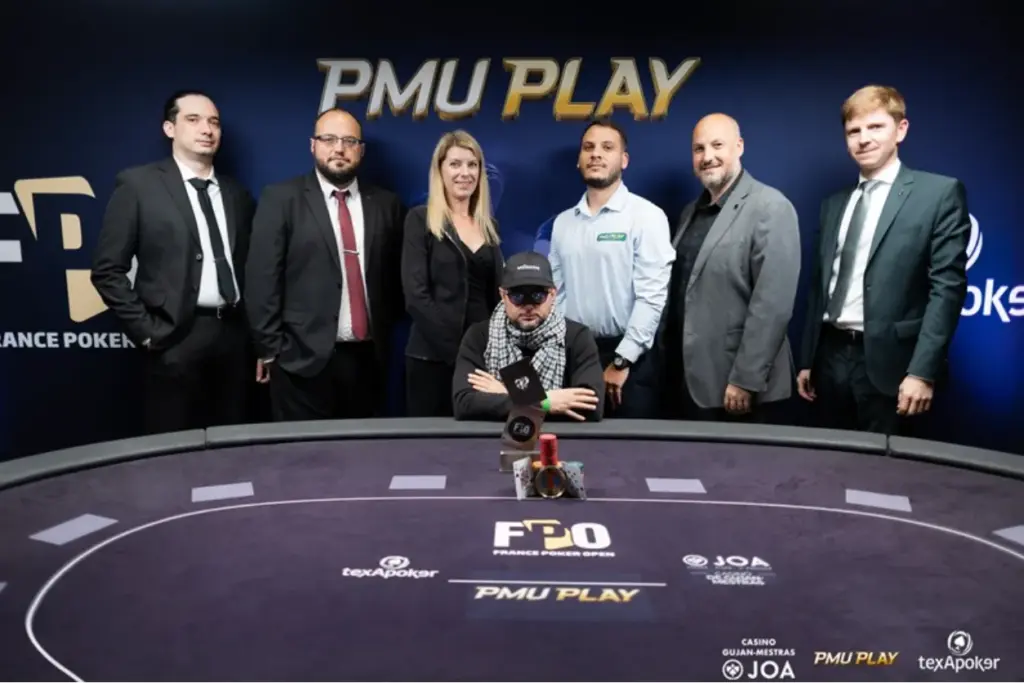 Image montrant Winckel vainqueur du main event entouré des organisateurs