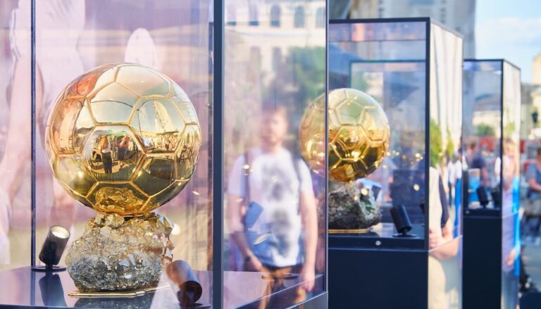 2026년 발롱도르 수상자로 야말과 음바페로 치열한 예측을 펼치고 있는 베팅 플랫폼