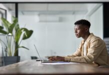 아프리카 플레이어, 승률을 높이기 위해 AI 애플리케이션 활용 ai 오피스 근무 중인 아프리카 남성