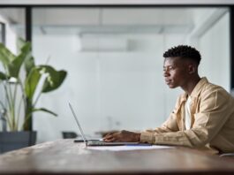 ai 오피스 근무 중인 아프리카 남성