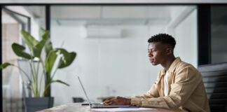 ai 오피스 근무 중인 아프리카 남성