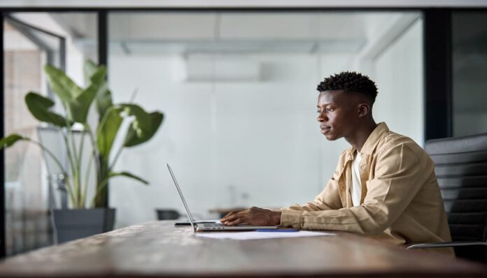 africa ai ai 오피스 근무 중인 아프리카 남성