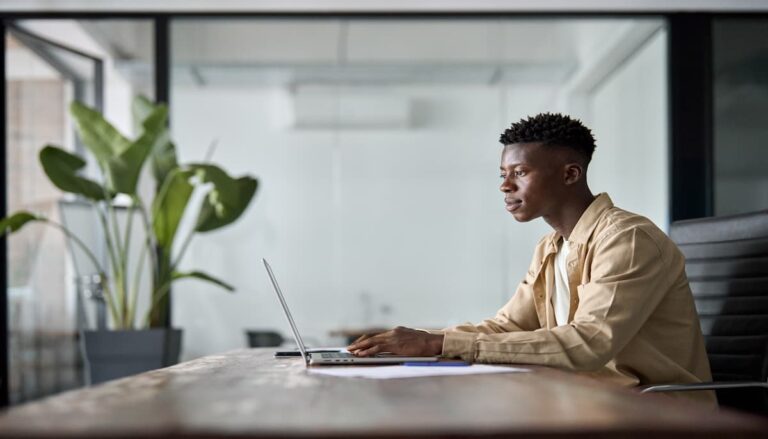 ai 오피스 근무 중인 아프리카 남성