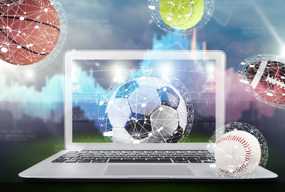 축구, 농구, 미식축구, 야구, 테니스 공과 노트북