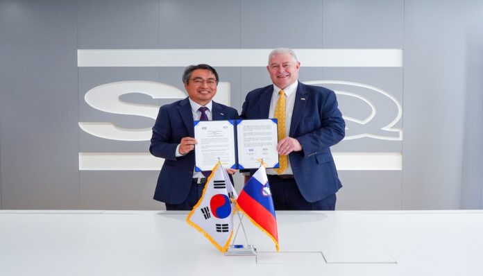 KTR 김현철 원장(왼쪽)이 슬로베니아 SIQ GL 제임스 피 보예 대표와 상호 협력체계 구축을 위한 업무협약을 체결했다.
