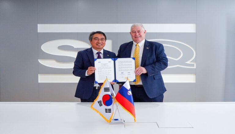 KTR 김현철 원장(왼쪽)이 슬로베니아 SIQ GL 제임스 피 보예 대표와 상호 협력체계 구축을 위한 업무협약을 체결했다.