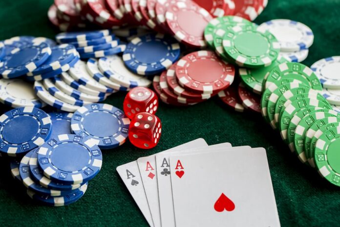 poker chips and cards 포커 칩과 포커 카드