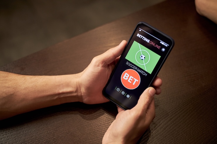 모바일로 축구 토토를 즐기는 모습