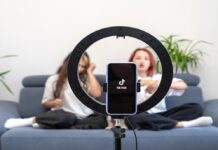 틱톡 세대에 맞춘 스포츠 베팅 플랫폼의 변화 틱톡 촬영하고 있는 젠z 세대