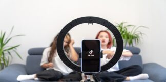 틱톡 촬영하고 있는 젠z 세대