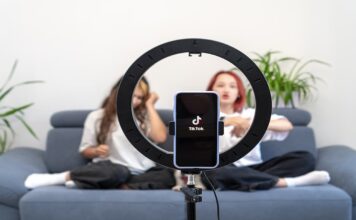 틱톡 촬영하고 있는 젠z 세대