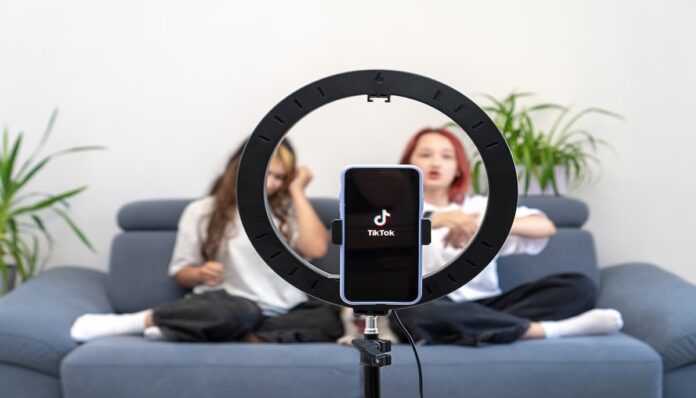 틱톡 촬영하고 있는 젠z 세대