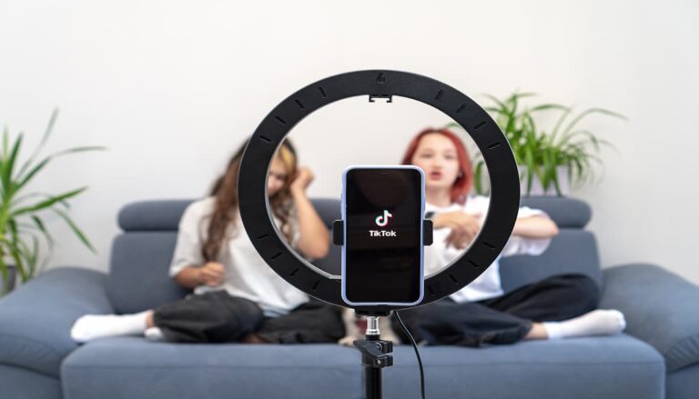 틱톡 촬영하고 있는 젠z 세대