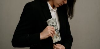 불법 카지노 이용을 위해 회삿돈을 횡령한 30대 여성