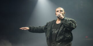 마이크를 쥐고 노래를 부르고 있는 드레이크