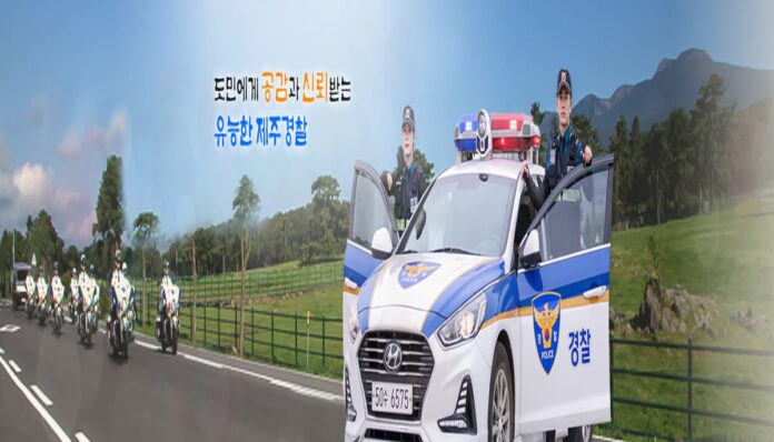 경찰차와 제주 경찰청의 경찰 2명