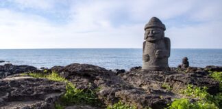 제주 바다에 돌하르방